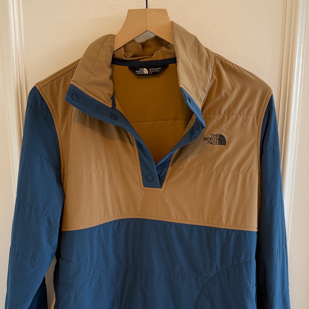 The North Face women’s Blue and Tan Pullover